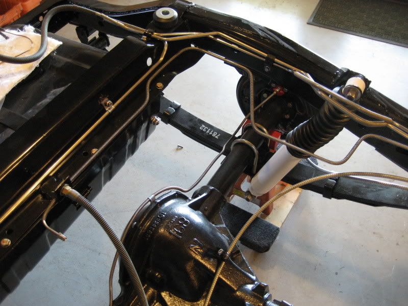 How are the return and vapor hoses routed on 83 86 CJ7